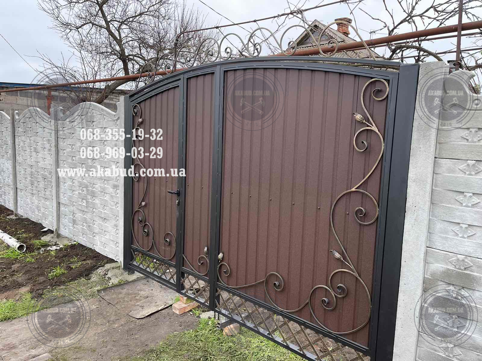 Распашные ворота из профлиста с бетонным забором