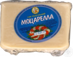 Сир моцарела, тверді сири в асортименті Сир моцарела, тверді сири в асортименті