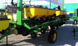 Сеялка пропашная John Deere 7000 8-рядная Сеялка пропашная John Deere 7000 8-рядная