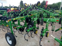 Культиватор пропашной John Deere 825 Культиватор пропашной John Deere 825